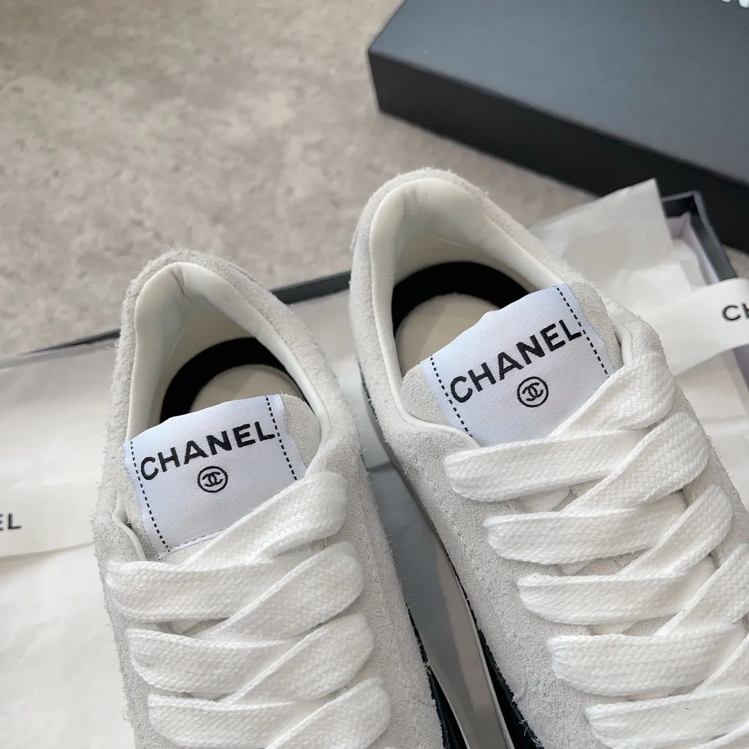👟👟Ex-factory price 520👟👟 Chanel 23b new panda shoes C's new casual white shoes sneakers There is a reason why these shoes are so popular 🔥 They are so comfortable. They are a shoe that coexists with comfort, beauty and versatility. You can easily walk ten thousand or twenty thousand steps without any pressure. The original development last shape is delicate and stylish, and you are not afraid of wide feet. It will not make your feet fat, and it looks good and comfortable on your feet! It feels very light on the feet! Comfortable and breathable! Super whitening‼ ️It’s really a perfect match. Upper: first-layer cowhide/➕sheepskin lining. Exclusive 1:1 original customization [different from market currency‼ ️】The foot pads are made of imported mixed sheepskin, which is breathable and comfortable! ✔ T👟👟Ex-factory price U outsole exclusive original development private model! Differentiating the market rubber outsole‼ ️✔ Size: 35-39 (40 orders cannot be returned or exchanged)